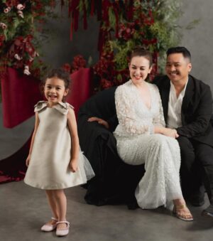 Rianti Cartwright Instagram - From our family to yours. Wishing you a Christmas full of Peace and Joy🎄♥️🕊️.
.
.
📸 : @gidwinata