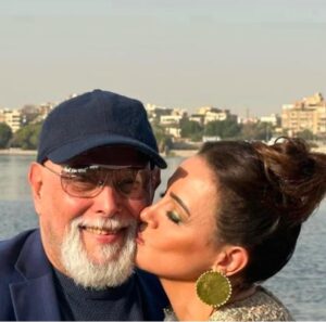 Riham Abdel Ghafour Instagram - زي النهاردة  فهمت معني كلمة ظهري إتكسر 
فهمت معني كلمة خوف 
فهمت يعني ايه الواحد  يكبر فاجأة 
فهمت كلمة الحياة مبقاش ليا طعم 
فهمت كلمة مش حاسه بأمان
فهمت الوجع 
كل يوم يا أبويا بتأكد إن الخسارة كبيرة اوي وغير محتمله
كل يوم بستناك ترجع  عشان احكيلك 
بحبك يا أحن وأطيب وأكرم وأعظم أب 
 وحشتني اوي يا حبيبي ووحشني اوي إحساسي وانت جنبي.
ربنا يسعدك في الجنة يارب 
أسألكم الفاتحة والدعاء