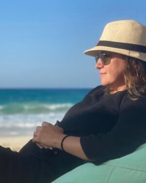 Riham Abdel Ghafour Instagram - ‏”أتمنى أن تأخذنا الدنيا جميعًا إلى الأماكن التي نُحب ،
 بطريقةٍ تليق بهذا العمر من الإنتظار ،
أن تنتهي خطواتنا بنهايات تستحق ، نستريح فيها للأبد من السير، وألّا يتعثّر أحدٌ إلا في المسرّات،
 وأن يكون ما مضى من الحُزن كافيًا لئلا يُعاد ثانية.”

أحمد خالد توفيق
