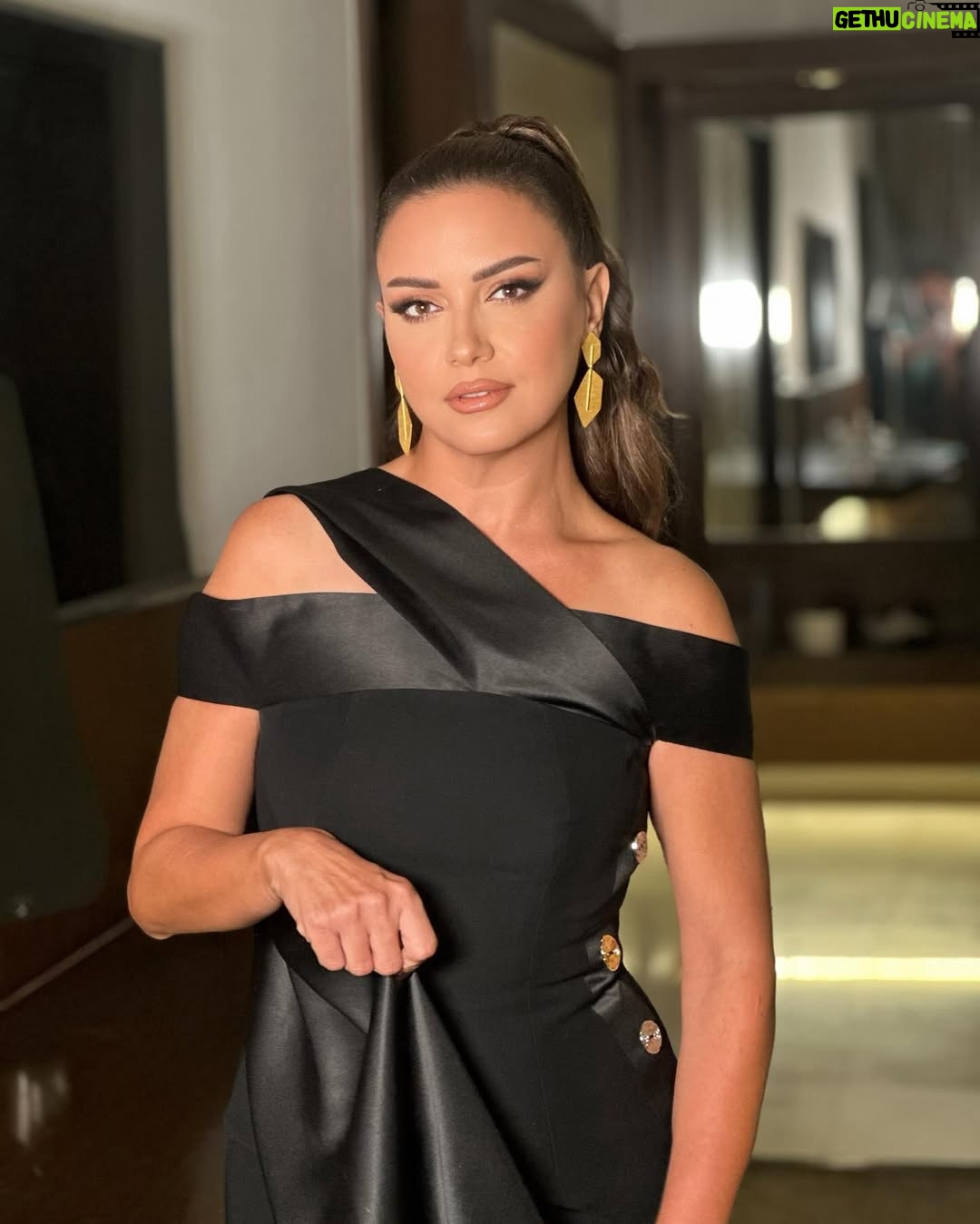 Riham Abdel Ghafour - 24.6K Likes - About last night Thank you @dearguestco for the award and for the ongoing support and appreciation ā¤ļø
Ų¬Ų§ŁŲ²Ų© Ų§ŁŲŖŁ
ŁŲ² Ų¹Ł ŁŁŁŁ
ŁŁŁŲ© Ų§ŁŲ¹ŁŲÆ..
Dress @temraza
Jewellery @nora24.jewelry
Make up @abdallahelrefaeii
Hair @mahmoud_hair_stylist
šø @nam_oosy
