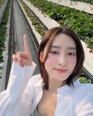 Riko Xi Instagram - 第一個影片沒看完會後悔🕺🏻✨
酸完之後是甜

出來踏青好好玩
跟朋友討論以後退休要開開心農場（真的手機打開看農地😂

來個草莓🍓妝容
草莓穿搭 
草莓包包 @longchamp