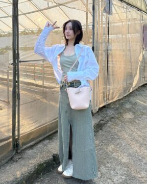 Riko Xi Instagram - 第一個影片沒看完會後悔🕺🏻✨
酸完之後是甜

出來踏青好好玩
跟朋友討論以後退休要開開心農場（真的手機打開看農地😂

來個草莓🍓妝容
草莓穿搭 
草莓包包 @longchamp