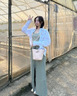 Riko Xi Instagram - 第一個影片沒看完會後悔🕺🏻✨
酸完之後是甜

出來踏青好好玩
跟朋友討論以後退休要開開心農場（真的手機打開看農地😂

來個草莓🍓妝容
草莓穿搭 
草莓包包 @longchamp