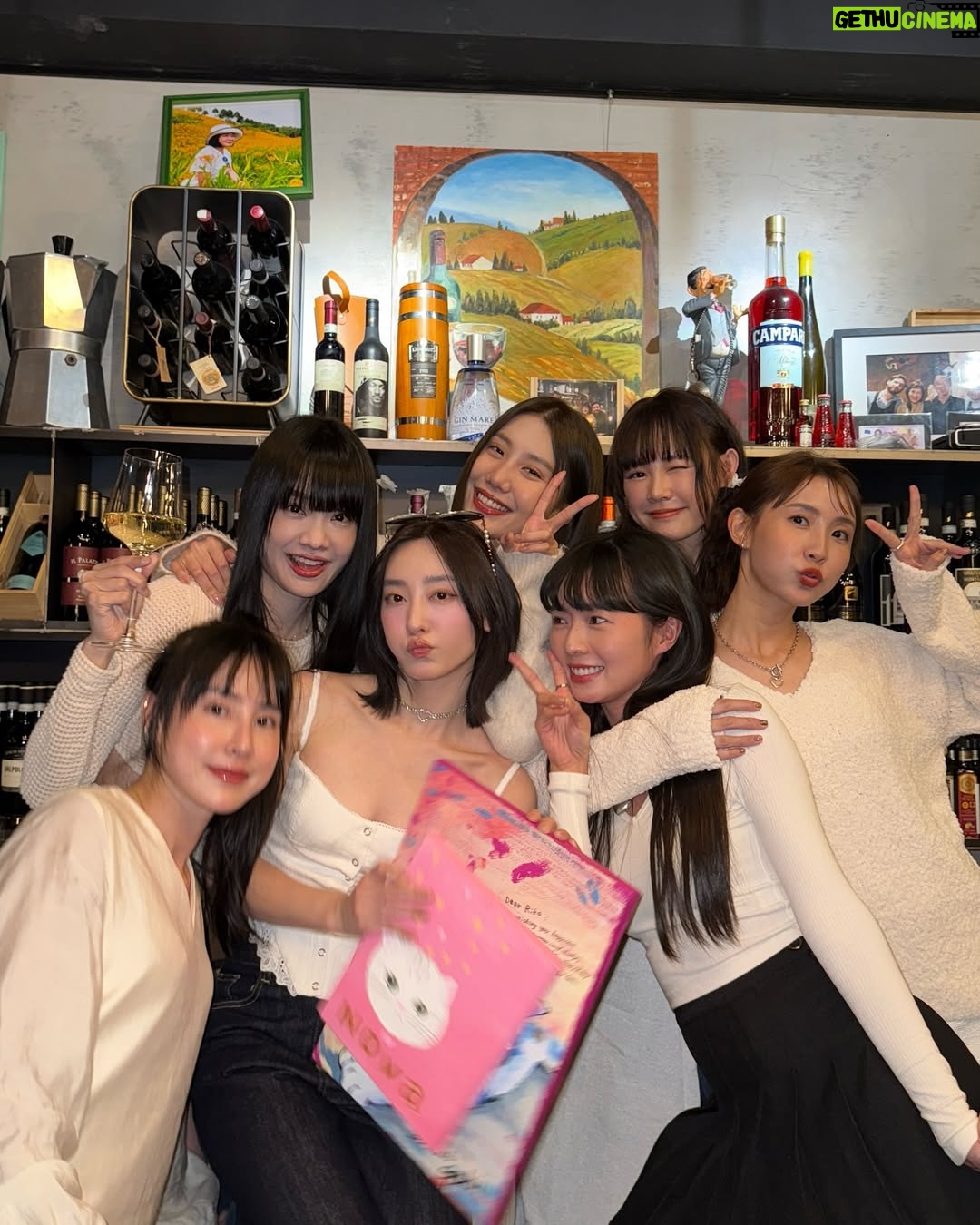 Riko Xi - 11.5K Likes - 是個感動的生日∠( ゚▽゚)/☆
還有唯一指定喵喵Cake✨
看到我家貓貓的畫差點落淚
謝謝我的好姐妹🥹🥹無敵感動
(我真的很少因為動物以外哭)
愛大家 🤍🤍🤍🌷🌷🌷✨✨✨
3/16倒數一小時
