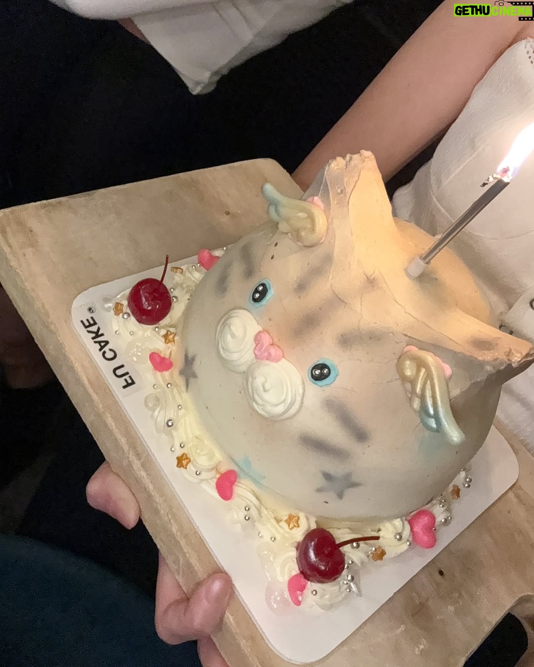 Riko Xi - 11.5K Likes - 是個感動的生日∠( ゚▽゚)/☆
還有唯一指定喵喵Cake✨
看到我家貓貓的畫差點落淚
謝謝我的好姐妹🥹🥹無敵感動
(我真的很少因為動物以外哭)
愛大家 🤍🤍🤍🌷🌷🌷✨✨✨
3/16倒數一小時