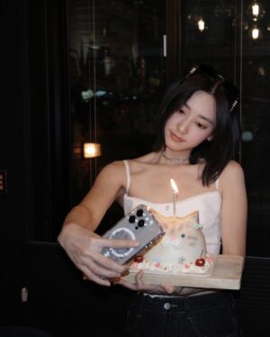 Riko Xi Instagram - 是個感動的生日∠( ﾟ▽ﾟ)／☆
還有唯一指定喵喵Cake✨

看到我家貓貓的畫差點落淚
謝謝我的好姐妹🥹🥹無敵感動
（我真的很少因為動物以外哭）

愛大家 🤍🤍🤍🌷🌷🌷✨✨✨
3/16倒數一小時