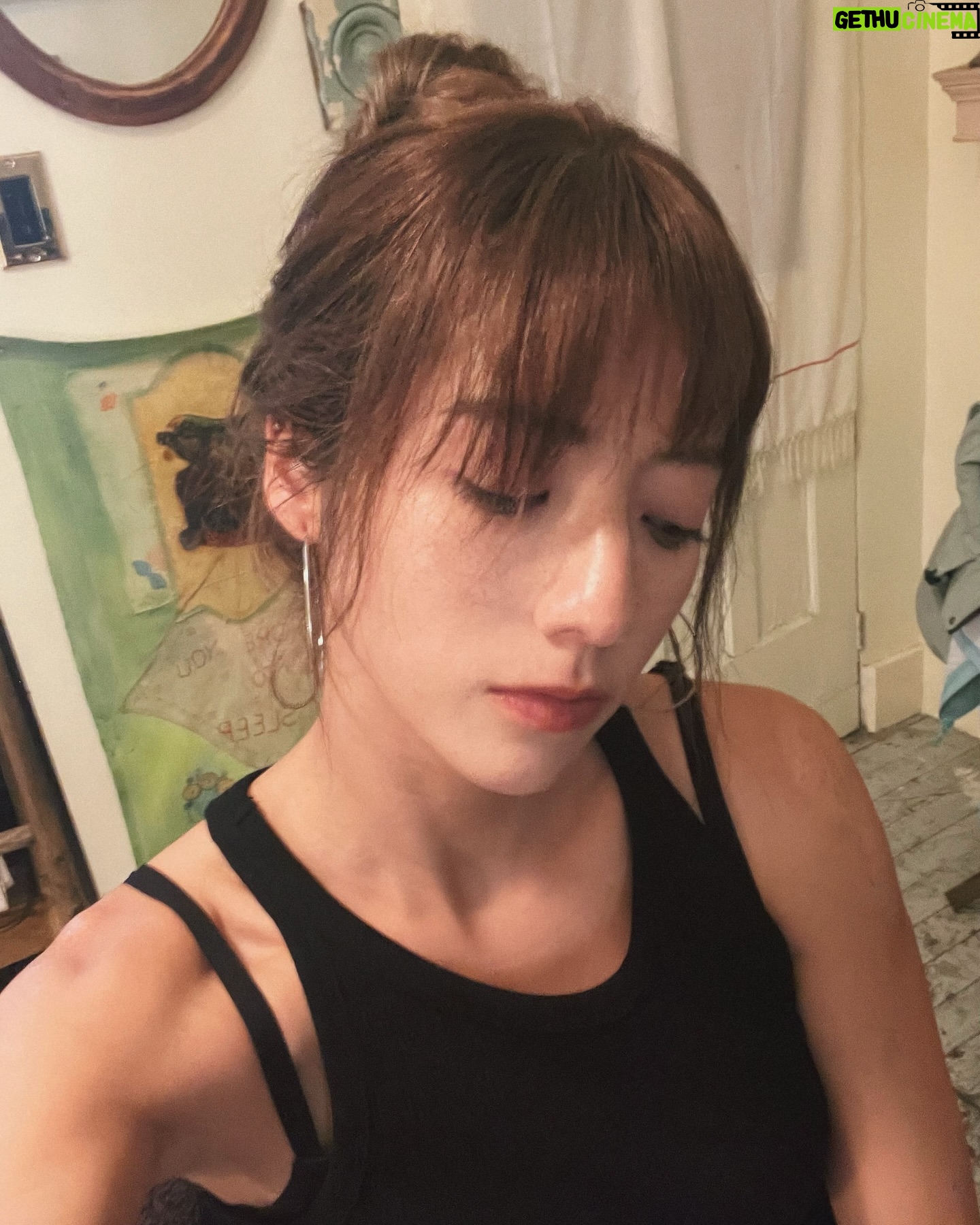 Rima Zeidan - 22.2K Likes - 她是莉蓮,她性感也脆弱,聰明卻也懷疑。是故事裡的壞人,還是那個不願照劇本走的女人?
在《親密之海》裡,我走進她的心。
希望你們能在她身上,看見某個曾經的自己。
Her name is Lillian. Sensual yet fragile,
sharp but constantly questioning herself.
She’s used to being seen
yet terrified of being truly seen.
Is she the villain in your story, or just the girl who refused to play by your rules?
I stepped into her world.
I hope, through her, you’ll see a part of yourself too.
————
📀 想邀請你們跟我一起參與《親密之海》的1、2放映會。
📌在這則貼文下方留言,
最希望看到我挑戰的角色類型⬇️
我們會在4/10 之前抽出10位幸運兒
一起參與4/13的《親密之海》放映
《親密之海》 1、2集放映會 映後
日期|2025.04.13
地點|松仁威秀 泰坦廳
時間|17:00