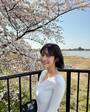 Rin Takahashi Instagram - 家族で新潟の鳥屋野潟公園に花見にきたよ🌸
C3PO（兄）が撮ってくれました📷✨🤖
気温もポカポカで桜も満開で気持ちよかった〜☺️☺️
