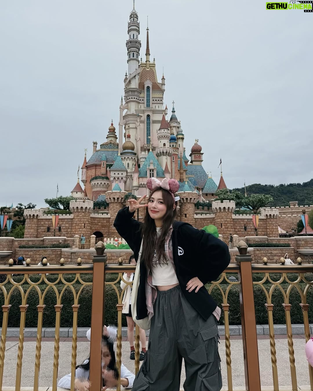 Rio Uchida - 50.3K Likes - #香港ディズニー ❤️🖤🫶
めちゃくちゃ寒くてまずはパーカー購入!笑
でも全然並ばずにお目当てのもの全て制覇できて
最高に楽しかった😆