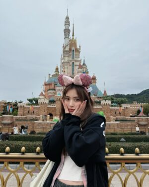 Rio Uchida Instagram - #香港ディズニー ❤️🖤🫶

めちゃくちゃ寒くてまずはパーカー購入！笑
でも全然並ばずにお目当てのもの全て制覇できて
最高に楽しかった😆