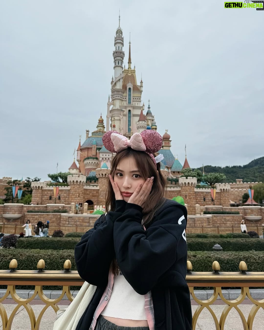 Rio Uchida - 50.3K Likes - #香港ディズニー ❤️🖤🫶
めちゃくちゃ寒くてまずはパーカー購入!笑
でも全然並ばずにお目当てのもの全て制覇できて
最高に楽しかった😆