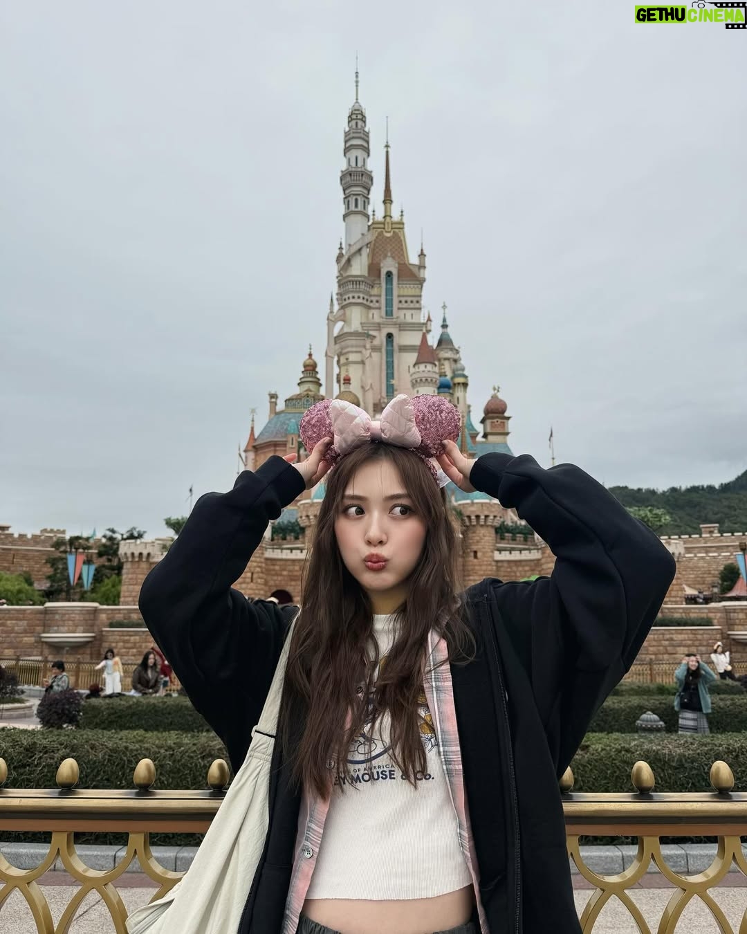 Rio Uchida - 50.3K Likes - #香港ディズニー ❤️🖤🫶
めちゃくちゃ寒くてまずはパーカー購入!笑
でも全然並ばずにお目当てのもの全て制覇できて
最高に楽しかった😆