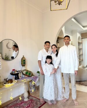 Ririn Ekawati Instagram - Selamat Lebaran Everyone 🙏 saatnya berkumpul bersama Kelurga ❤️

(note : peci nya ka Dhofin dipake bu Yaya)