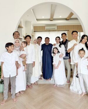 Ririn Ekawati Instagram - Selamat Lebaran Everyone 🙏 saatnya berkumpul bersama Kelurga ❤️

(note : peci nya ka Dhofin dipake bu Yaya)
