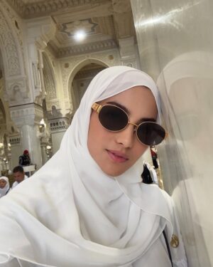Ririn Ekawati Instagram - Ada di mana saat bibir hanya bisa terucap ‘Terimakasih ya ALLAH untuk segalanya.

ya ALLAH maha pemilik jiwa….
jadikanlah hamba yang pandai bersyukur,
bimbinglah hamba yang terus kagum dengan kemahahebatan-Mu. 🤲🏻✨