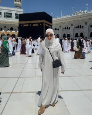 Ririn Ekawati Instagram - Ada di mana saat bibir hanya bisa terucap ‘Terimakasih ya ALLAH untuk segalanya.

ya ALLAH maha pemilik jiwa….
jadikanlah hamba yang pandai bersyukur,
bimbinglah hamba yang terus kagum dengan kemahahebatan-Mu. 🤲🏻✨