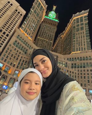 Ririn Ekawati Instagram - Ada di mana saat bibir hanya bisa terucap ‘Terimakasih ya ALLAH untuk segalanya.

ya ALLAH maha pemilik jiwa….
jadikanlah hamba yang pandai bersyukur,
bimbinglah hamba yang terus kagum dengan kemahahebatan-Mu. 🤲🏻✨