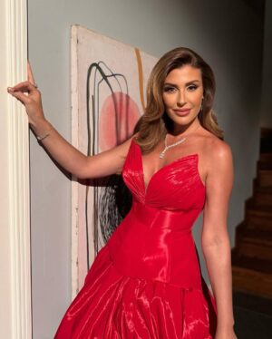 Rita Harb Instagram - وصلنا ل الليلة الأخيرة، ليلة النهائي الحاسم من قسمة ونصيب الموسم الثاني…
كتير مشاعر وحب وزعل وفرح 
بشكر فريق عمل البرنامج وفريق عملي الخاص على التعب والجهد وبشكر الصديق المصمم فؤاد سركيس على الفستان الحلو وعلى وقفتو حدي 
وبتمنى لكل المشتركين النجاح الباهر بحياتن بعد البرنامج❤️

 ضيف مميز في الليلة الأخيرة، النجم اللبناني بشار الجواد🤩

#ritaharb #RH #ريتا_حرب 
#qesmawnaseeb #قسمة_و_نصيب