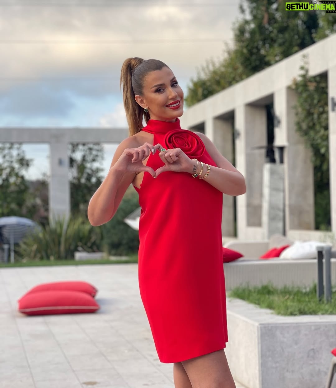 Rita Harb - 90K Likes - يلا نزلت الحلقة ٥١ من #قسمة_و_نصيب #الموسم_الثاني ❤️
مين عم يحضر؟؟؟🥰
#ritaharb #RH #ريتا_حرب
Dress @dicekayek @beymen
Heels @sergiorossi
Stylist @aya_kassas_ @lelemoda90
Jewelry @mj7jewellery
Make up @iremkilicli