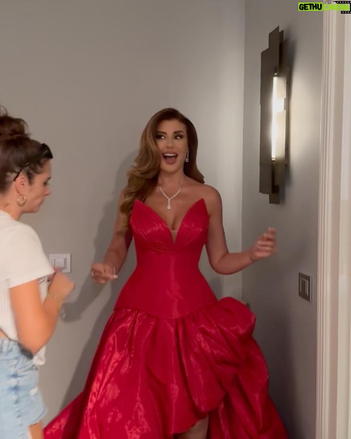 Rita Harb - 107.2K Likes - وصلنا ل الليلة الأخيرة، ليلة النهائي الحاسم من قسمة ونصيب الموسم الثاني…
كتير مشاعر وحب وزعل وفرح
بشكر فريق عمل البرنامج وفريق عملي الخاص على التعب والجهد وبشكر الصديق المصمم فؤاد سركيس على الفستان الحلو وعلى وقفتو حدي
وبتمنى لكل المشتركين النجاح الباهر بحياتن بعد البرنامج❤️
ضيف مميز في الليلة الأخيرة، النجم اللبناني بشار الجواد🤩
#ritaharb #RH #ريتا_حرب
#qesmawnaseeb #قسمة_و_نصيب
