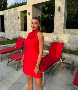 Rita Harb Instagram - يلا نزلت الحلقة ٥١ من #قسمة_و_نصيب #الموسم_الثاني ❤️
مين عم يحضر؟؟؟🥰

#ritaharb #RH #ريتا_حرب

Dress @dicekayek @beymen 
Heels @sergiorossi 
Stylist @aya_kassas_ @lelemoda90 
Jewelry @mj7jewellery 
Make up @iremkilicli