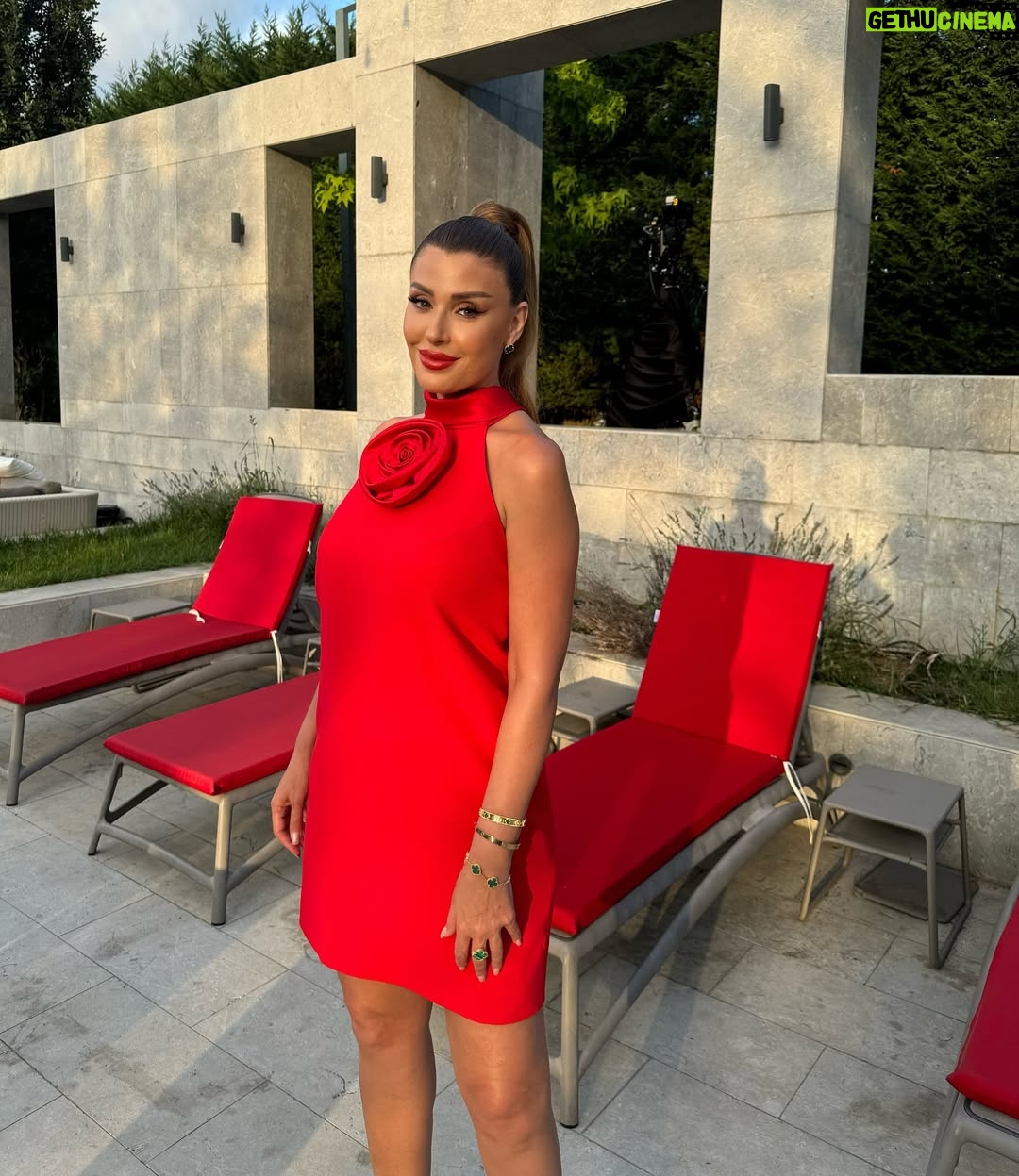 Rita Harb - 90K Likes - يلا نزلت الحلقة ٥١ من #قسمة_و_نصيب #الموسم_الثاني ❤️
مين عم يحضر؟؟؟🥰
#ritaharb #RH #ريتا_حرب
Dress @dicekayek @beymen
Heels @sergiorossi
Stylist @aya_kassas_ @lelemoda90
Jewelry @mj7jewellery
Make up @iremkilicli