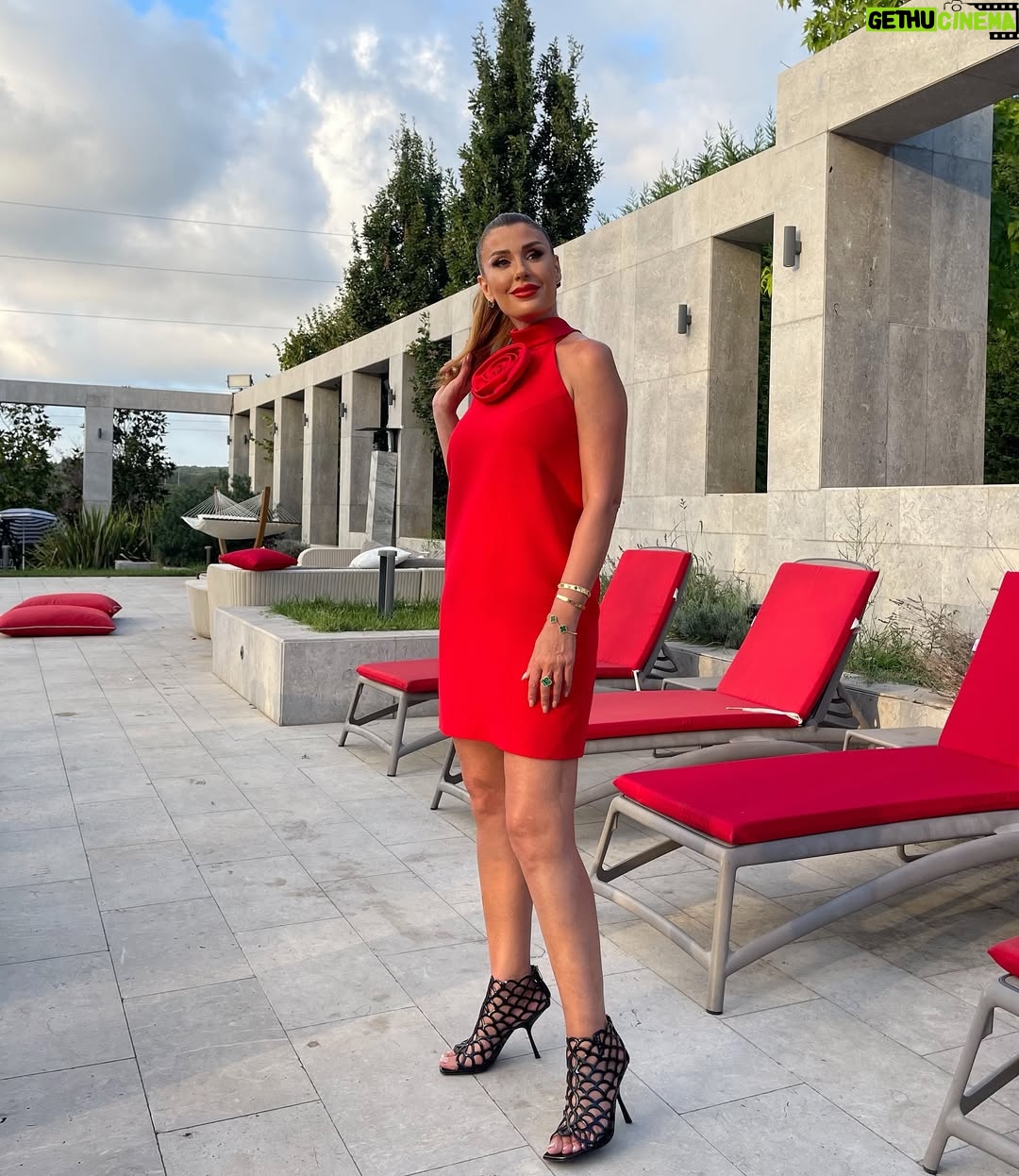 Rita Harb - 90K Likes - يلا نزلت الحلقة ٥١ من #قسمة_و_نصيب #الموسم_الثاني ❤️
مين عم يحضر؟؟؟🥰
#ritaharb #RH #ريتا_حرب
Dress @dicekayek @beymen
Heels @sergiorossi
Stylist @aya_kassas_ @lelemoda90
Jewelry @mj7jewellery
Make up @iremkilicli