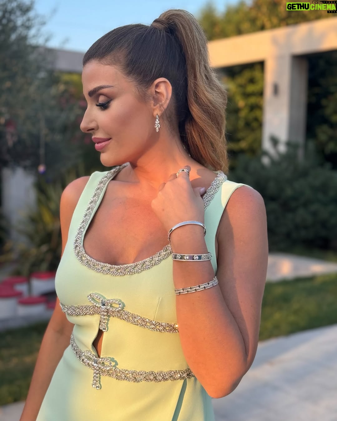 Rita Harb - 84K Likes - المشتركين بعدن عم بنبشوا على الحب الحقيقي… وإنتوا لقيتوا؟😌
#ritaharb #RH #ريتا_حرب
Dress @mrselfportrait
Heels @gianvitorossi
Stylist @lelemoda90 @aya_kassas_
Jewelry @mj7jewellery
Make up @iremkilicli
