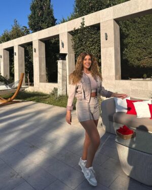 Rita Harb Instagram - أي لووك عجبكم أكتر؟🥰
اكتبولي بالتعليقات🤍

#rita_harb #RH #ريتا_حرب 

Stylist @lelemoda90 @aya_kassas_ 
Hair @gorkem_hairdresser 
Make up @iremkilicli