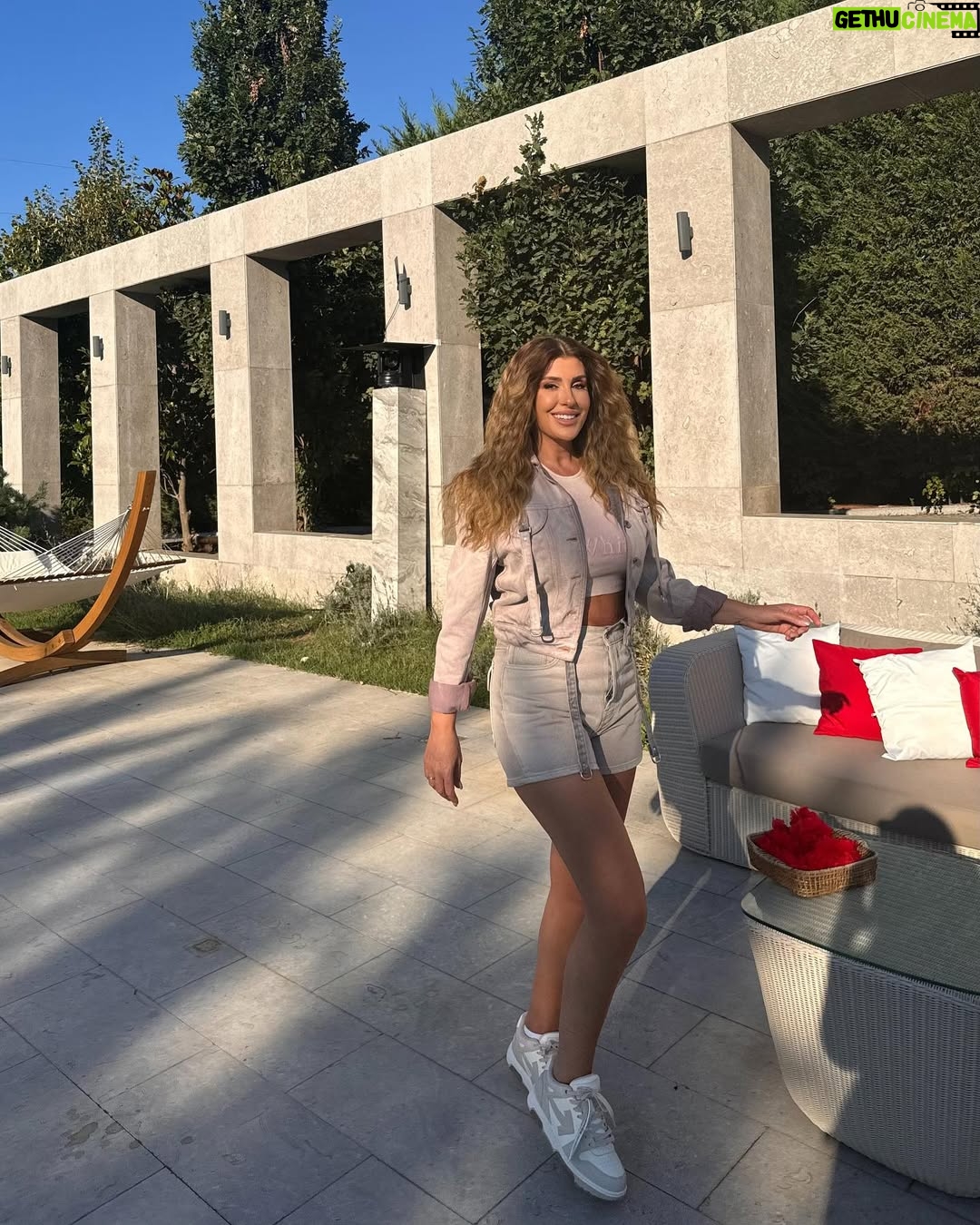 Rita Harb - 98.8K Likes - أي لووك عجبكم أكتر؟🥰
اكتبولي بالتعليقات🤍
#rita_harb #RH #ريتا_حرب
Stylist @lelemoda90 @aya_kassas_
Hair @gorkem_hairdresser
Make up @iremkilicli