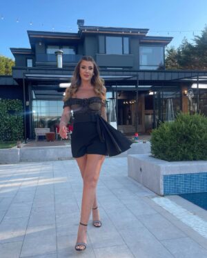 Rita Harb Instagram - أي لووك عجبكم أكتر؟🥰
اكتبولي بالتعليقات🤍

#rita_harb #RH #ريتا_حرب 

Stylist @lelemoda90 @aya_kassas_ 
Hair @gorkem_hairdresser 
Make up @iremkilicli