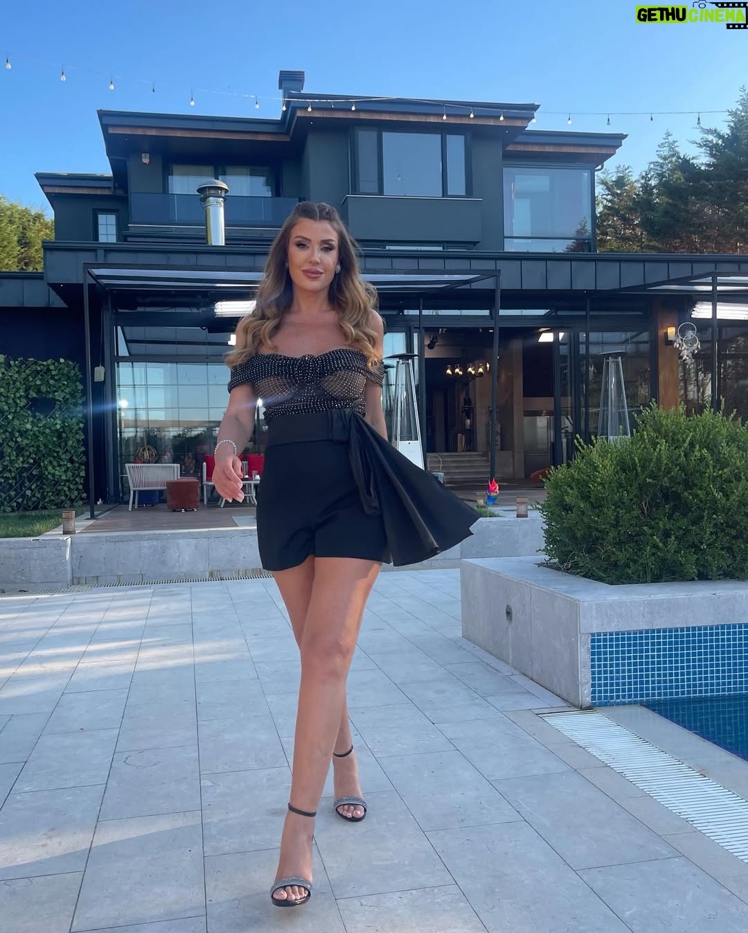 Rita Harb - 98.8K Likes - أي لووك عجبكم أكتر؟🥰
اكتبولي بالتعليقات🤍
#rita_harb #RH #ريتا_حرب
Stylist @lelemoda90 @aya_kassas_
Hair @gorkem_hairdresser
Make up @iremkilicli