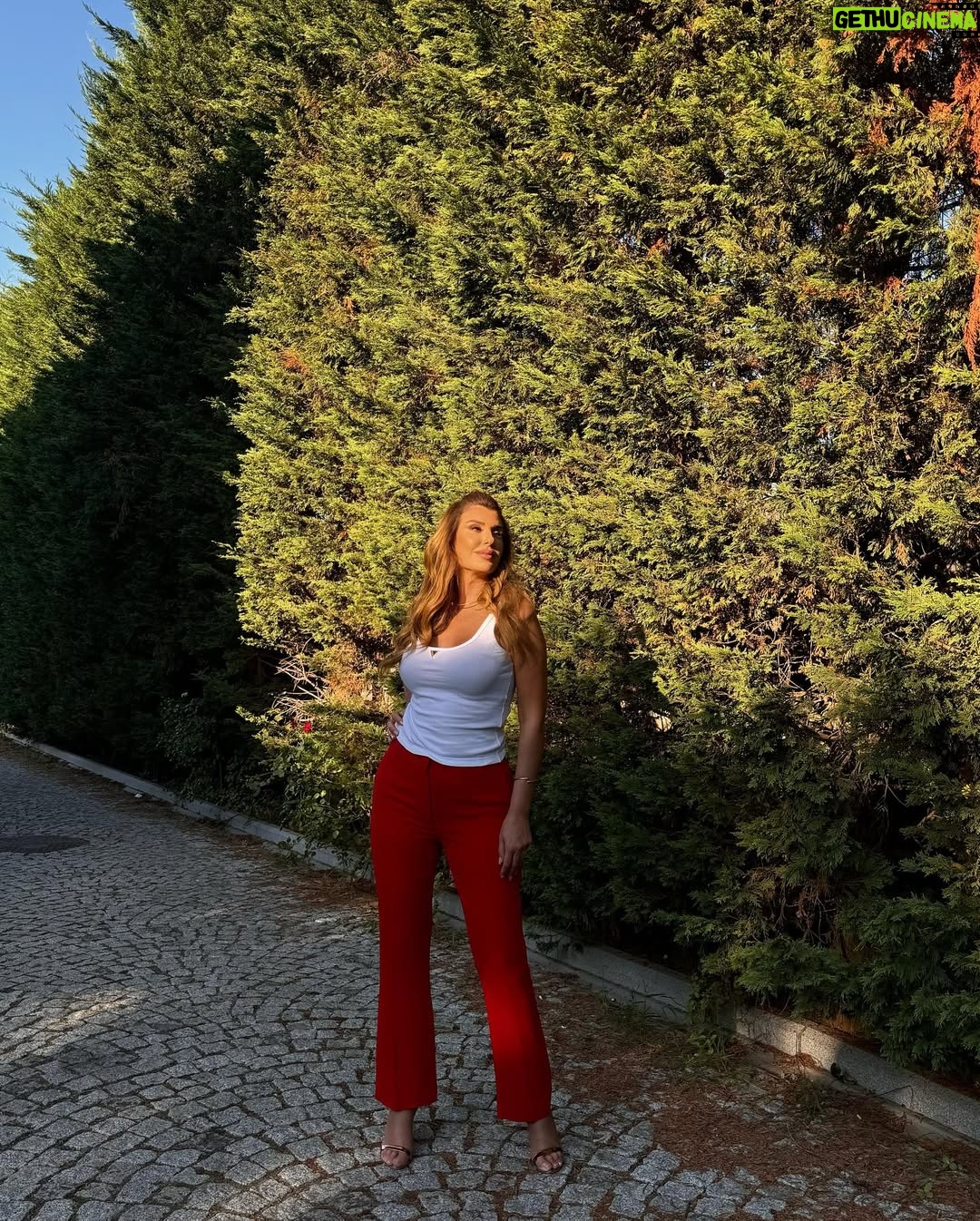 Rita Harb - 98.8K Likes - أي لووك عجبكم أكتر؟🥰
اكتبولي بالتعليقات🤍
#rita_harb #RH #ريتا_حرب
Stylist @lelemoda90 @aya_kassas_
Hair @gorkem_hairdresser
Make up @iremkilicli