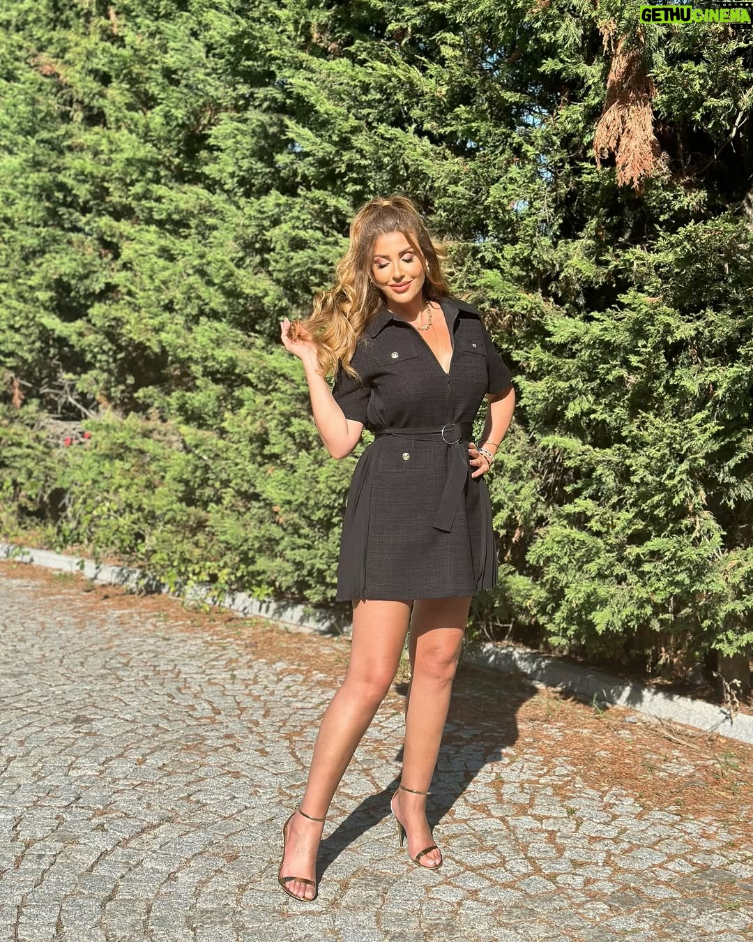 Rita Harb - 89.9K Likes - ☺️🖤
#ritaharb #RH #ريتا_حرب
Dress @sandroparis
Heels @dolcegabbana
Jewelry @mj7jewellery
Stylist @busekochan
Make up @iremkilicli