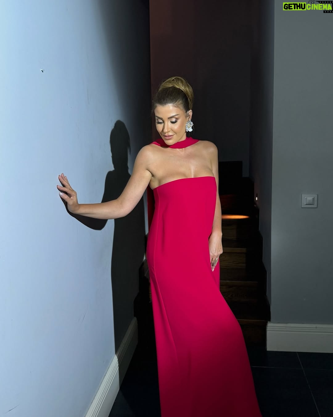 Rita Harb - 94.1K Likes - ♥️♥️ @qesmawnaseeb ♥️♥️
#rita_harb #ريتا_حرب #RH
Dress & Jewelry @auroreezzedine
Make up @iremkilicli
Hair @gorkem_hairdresser
Stylist @busekochan