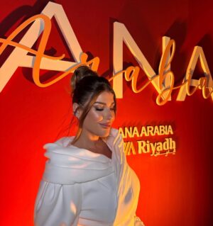 Rita Harb Instagram - سعيدة إني لبيت دعوة معرض "انا عربية" للسنة التانية🤍مشروع بيشبهني وبسلط الضو على قدرات المرأة العربية وإبداعها✨

#ritaharb #RH #ريتا_حرب 
#AnaArabia #ViaRiyadh 

Dress @najasaade 
Jewelry @yeprem 
Bag @manar.laktineh 
Stylist @cynthiaabihanna @waeltabbah 
Hair @tarek_abouakel 
Make up @rubyftounimakeup 
Car @lucidmotorsme