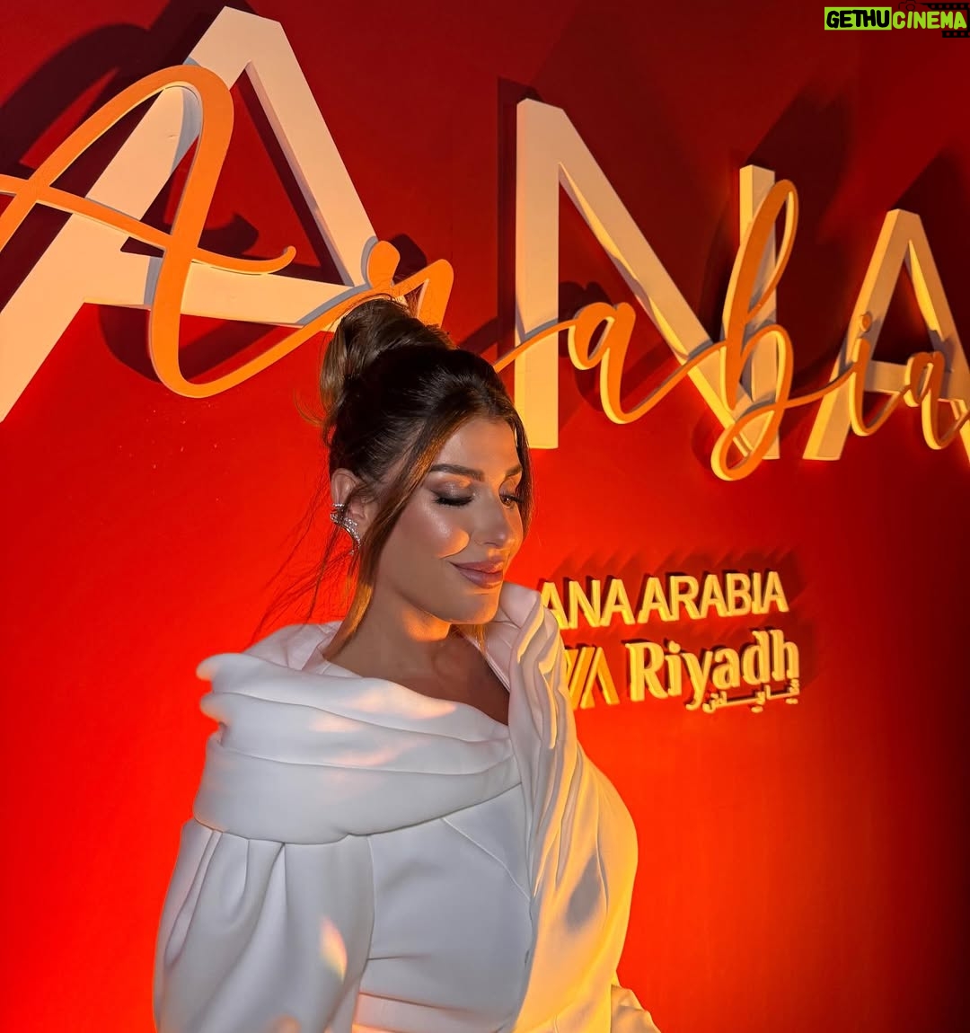 Rita Harb - 97.4K Likes - سعيدة إني لبيت دعوة معرض "انا عربية" للسنة التانية🤍مشروع بيشبهني وبسلط الضو على قدرات المرأة العربية وإبداعها✨
#ritaharb #RH #ريتا_حرب
#AnaArabia #ViaRiyadh
Dress @najasaade
Jewelry @yeprem
Bag @manar.laktineh
Stylist @cynthiaabihanna @waeltabbah
Hair @tarek_abouakel
Make up @rubyftounimakeup
Car @lucidmotorsme