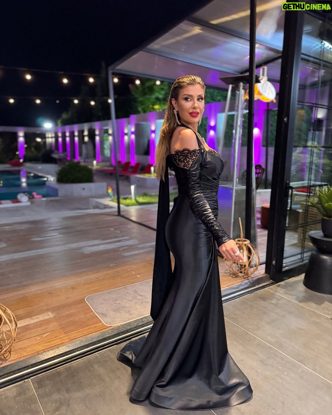 Rita Harb - 123.8K Likes - النهائي الثاني من #قسمة_و_نصيب الموسم الثاني🖤🏝️
#rita_harb #RH #ريتا_حرب
Dress @fouadsarkisofficial
Jewelry @mj7jewellery
Stylist @busekochan
Hair @gorkem_hairdresser
Make up @iremkilicli