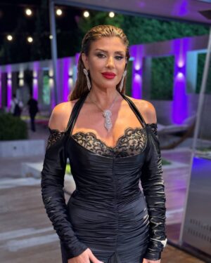 Rita Harb Instagram - النهائي الثاني من #قسمة_و_نصيب الموسم الثاني🖤🏝️

#rita_harb #RH #ريتا_حرب 

Dress @fouadsarkisofficial 
Jewelry @mj7jewellery 
Stylist @busekochan 
Hair @gorkem_hairdresser 
Make up @iremkilicli