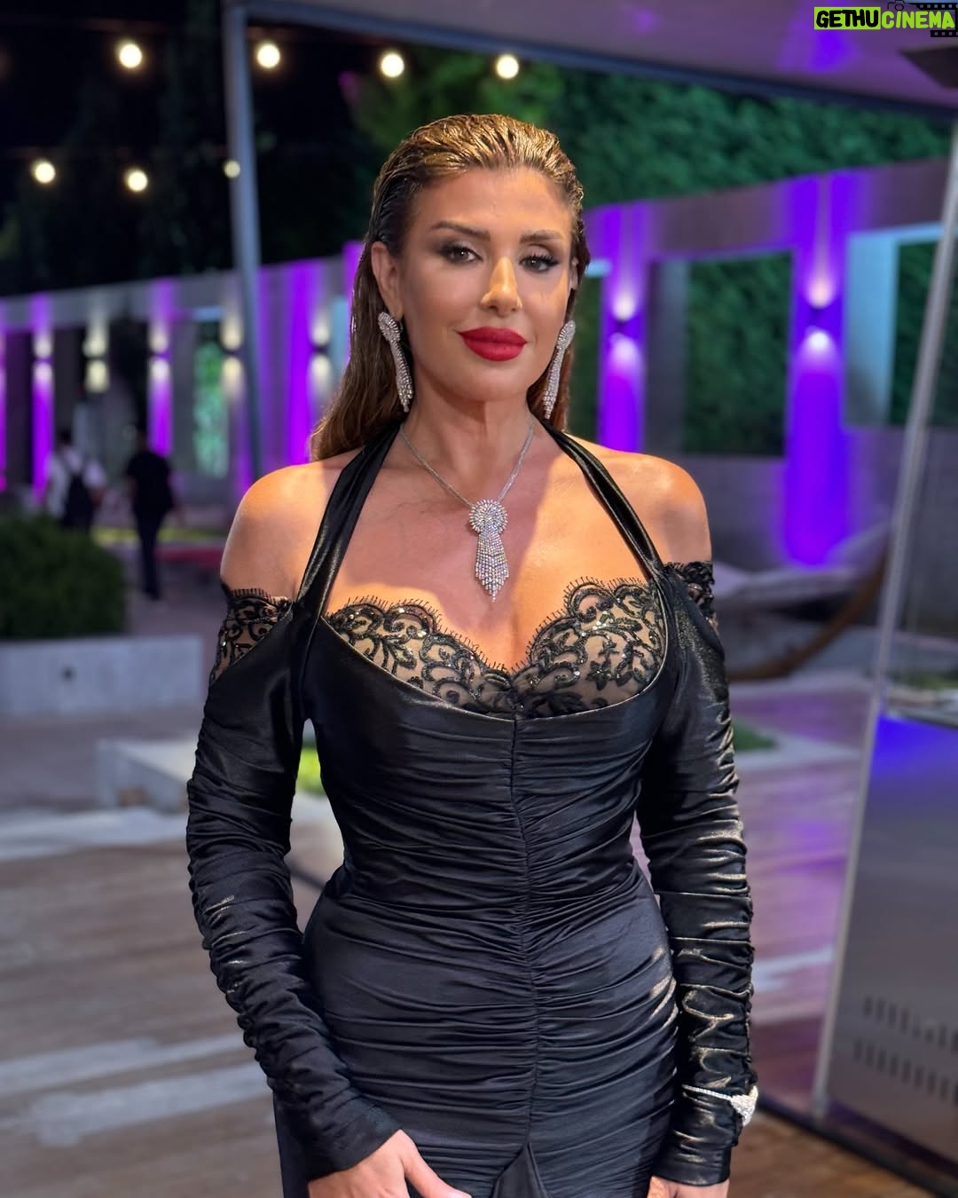 Rita Harb - 123.8K Likes - النهائي الثاني من #قسمة_و_نصيب الموسم الثاني🖤🏝️
#rita_harb #RH #ريتا_حرب
Dress @fouadsarkisofficial
Jewelry @mj7jewellery
Stylist @busekochan
Hair @gorkem_hairdresser
Make up @iremkilicli