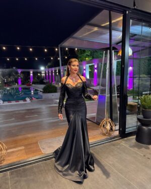 Rita Harb Instagram - النهائي الثاني من #قسمة_و_نصيب الموسم الثاني🖤🏝️

#rita_harb #RH #ريتا_حرب 

Dress @fouadsarkisofficial 
Jewelry @mj7jewellery 
Stylist @busekochan 
Hair @gorkem_hairdresser 
Make up @iremkilicli