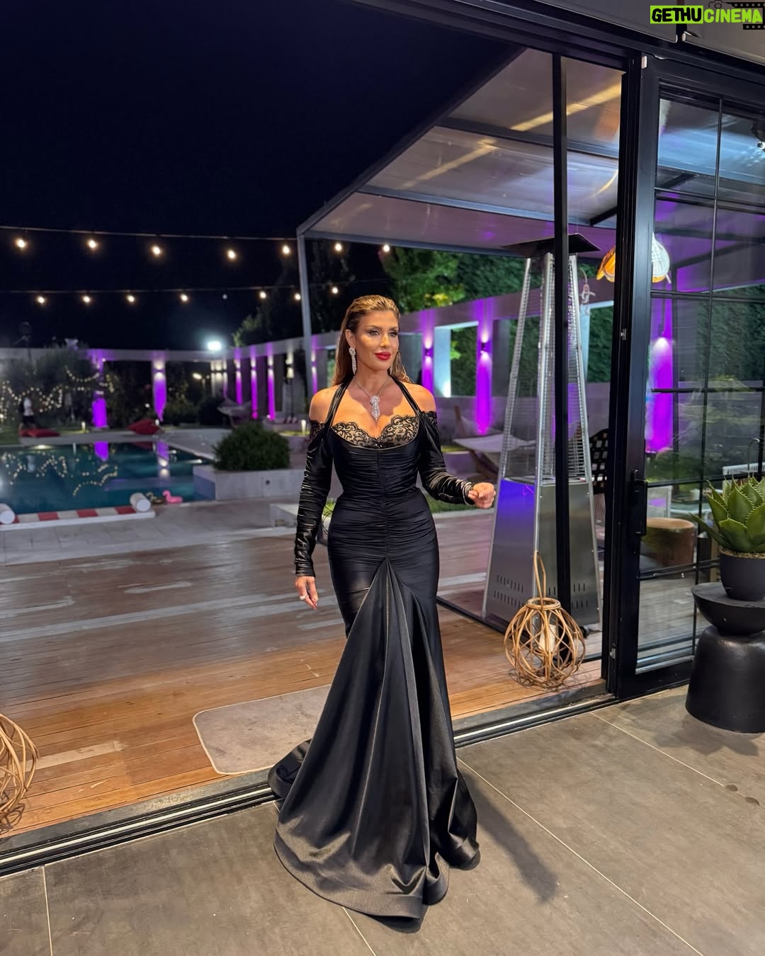 Rita Harb - 123.8K Likes - النهائي الثاني من #قسمة_و_نصيب الموسم الثاني🖤🏝️
#rita_harb #RH #ريتا_حرب
Dress @fouadsarkisofficial
Jewelry @mj7jewellery
Stylist @busekochan
Hair @gorkem_hairdresser
Make up @iremkilicli