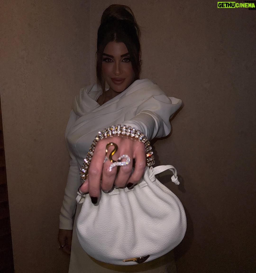 Rita Harb - 97.4K Likes - سعيدة إني لبيت دعوة معرض "انا عربية" للسنة التانية🤍مشروع بيشبهني وبسلط الضو على قدرات المرأة العربية وإبداعها✨
#ritaharb #RH #ريتا_حرب
#AnaArabia #ViaRiyadh
Dress @najasaade
Jewelry @yeprem
Bag @manar.laktineh
Stylist @cynthiaabihanna @waeltabbah
Hair @tarek_abouakel
Make up @rubyftounimakeup
Car @lucidmotorsme