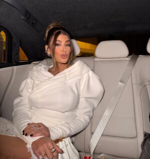 Rita Harb Instagram - سعيدة إني لبيت دعوة معرض "انا عربية" للسنة التانية🤍مشروع بيشبهني وبسلط الضو على قدرات المرأة العربية وإبداعها✨

#ritaharb #RH #ريتا_حرب 
#AnaArabia #ViaRiyadh 

Dress @najasaade 
Jewelry @yeprem 
Bag @manar.laktineh 
Stylist @cynthiaabihanna @waeltabbah 
Hair @tarek_abouakel 
Make up @rubyftounimakeup 
Car @lucidmotorsme
