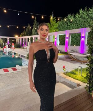 Rita Harb Instagram - رح رجعكن لأجواء النهائي الأول من #قسمة_و_نصيب الموسم الثاني🖤
من أحلى الإطلالات بالنسبة إلي🫶🏼✨

#ritaharb #RH #ريتا_حرب

Dress @mrselfportrait 
Heels @aquazzura 
Stylist @lelemoda90 @aya_kassas_ 
Jewelry @tophills 
Make up @iremkilicli 
Hair @gorkem_hairdresser