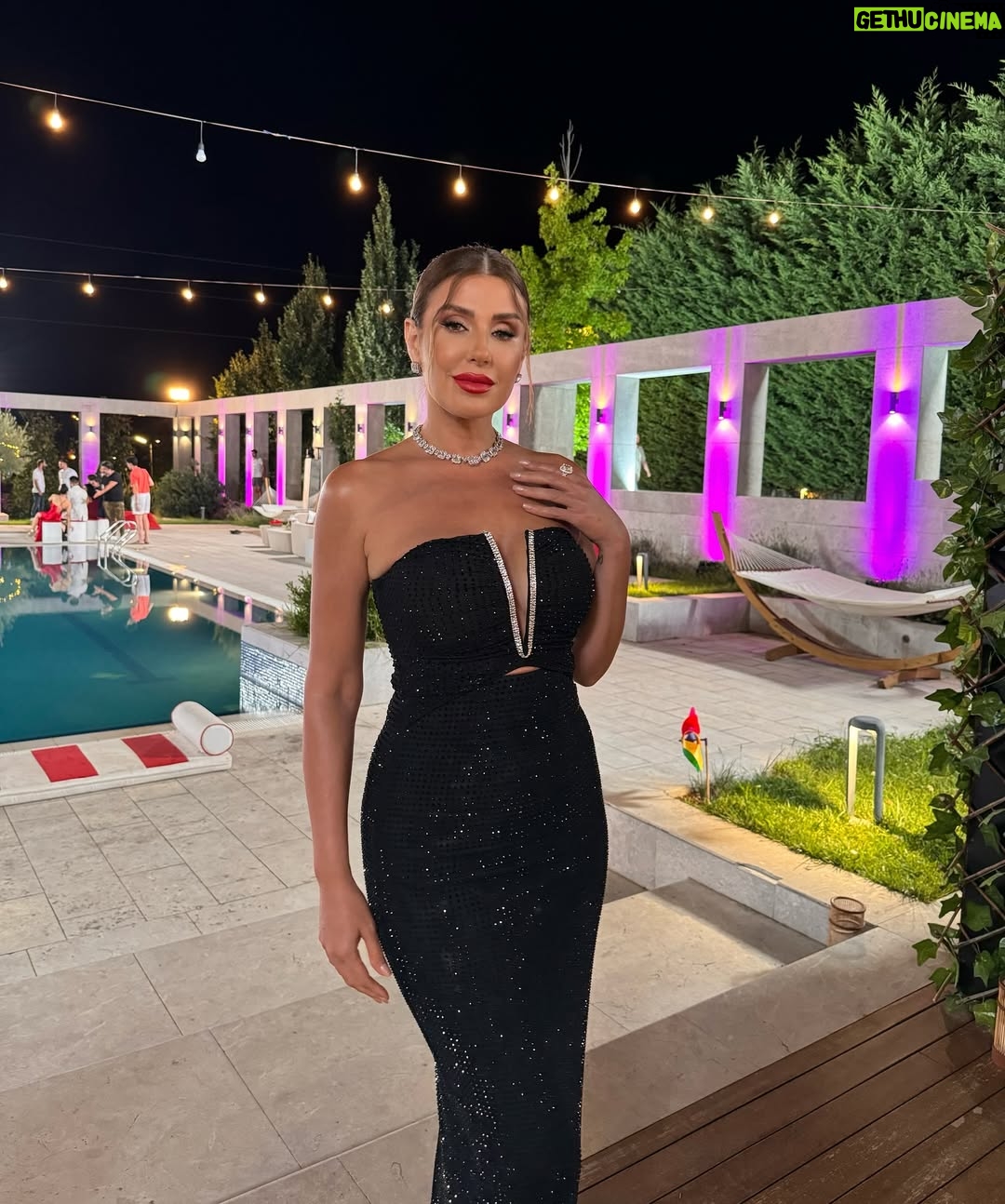 Rita Harb - 83.2K Likes - رح رجعكن لأجواء النهائي الأول من #قسمة_و_نصيب الموسم الثاني🖤
من أحلى الإطلالات بالنسبة إلي🫶🏼✨
#ritaharb #RH #ريتا_حرب
Dress @mrselfportrait
Heels @aquazzura
Stylist @lelemoda90 @aya_kassas_
Jewelry @tophills
Make up @iremkilicli
Hair @gorkem_hairdresser