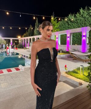 Rita Harb Instagram - رح رجعكن لأجواء النهائي الأول من #قسمة_و_نصيب الموسم الثاني🖤
من أحلى الإطلالات بالنسبة إلي🫶🏼✨

#ritaharb #RH #ريتا_حرب

Dress @mrselfportrait 
Heels @aquazzura 
Stylist @lelemoda90 @aya_kassas_ 
Jewelry @tophills 
Make up @iremkilicli 
Hair @gorkem_hairdresser