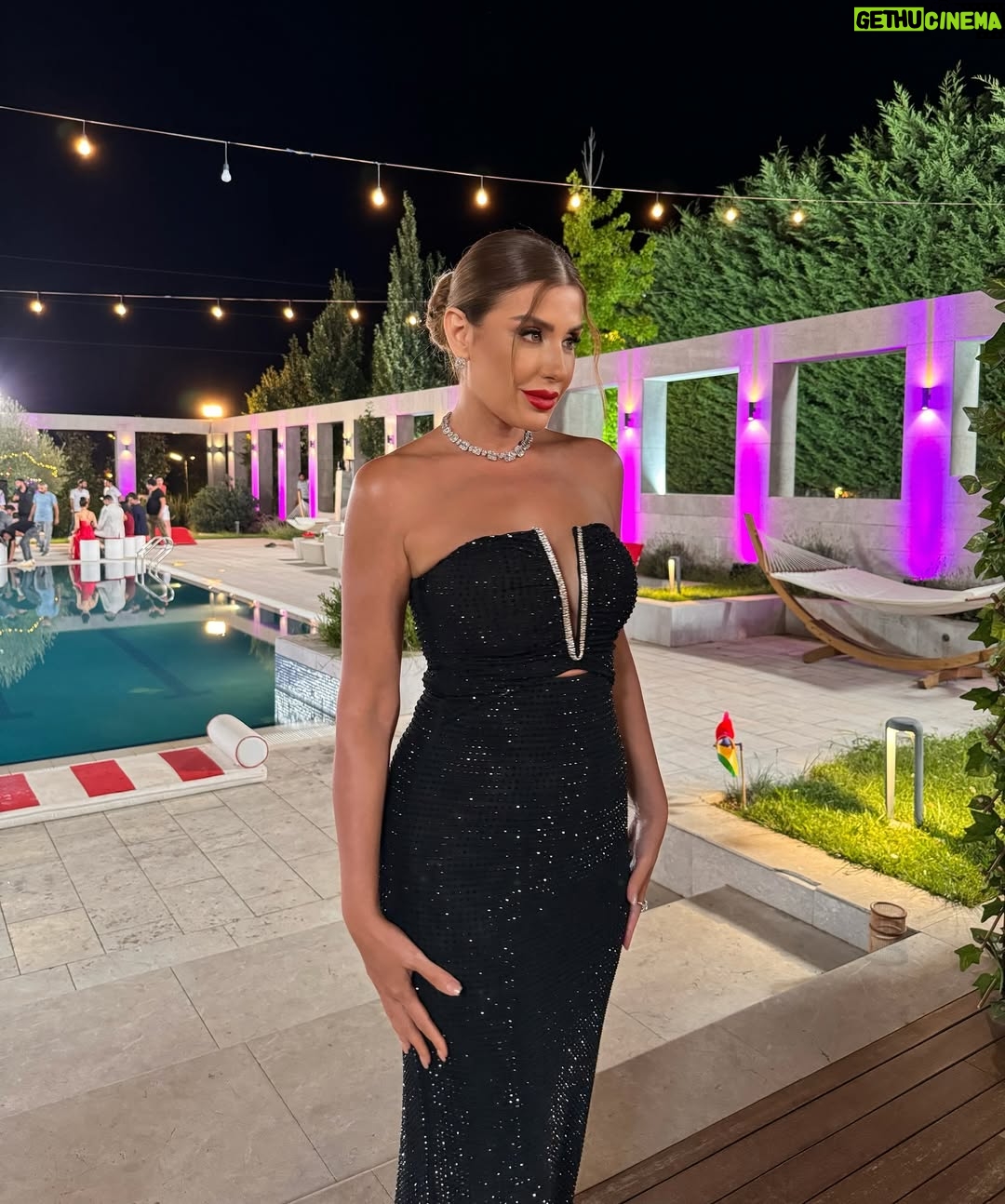 Rita Harb - 83.2K Likes - رح رجعكن لأجواء النهائي الأول من #قسمة_و_نصيب الموسم الثاني🖤
من أحلى الإطلالات بالنسبة إلي🫶🏼✨
#ritaharb #RH #ريتا_حرب
Dress @mrselfportrait
Heels @aquazzura
Stylist @lelemoda90 @aya_kassas_
Jewelry @tophills
Make up @iremkilicli
Hair @gorkem_hairdresser