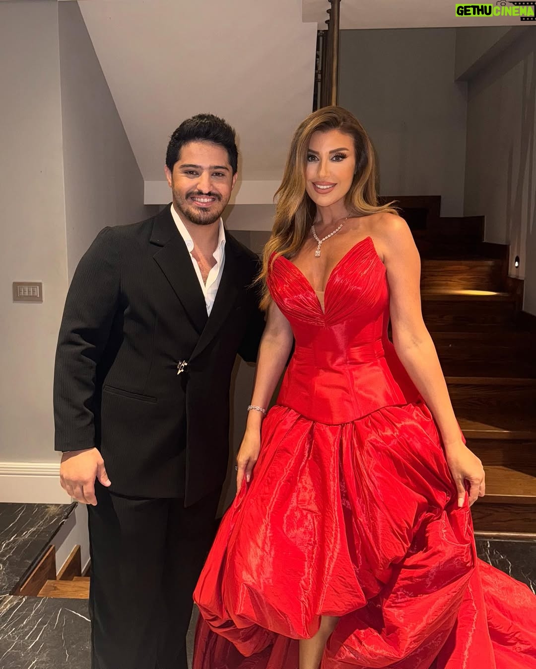 Rita Harb - 107.2K Likes - وصلنا ل الليلة الأخيرة، ليلة النهائي الحاسم من قسمة ونصيب الموسم الثاني…
كتير مشاعر وحب وزعل وفرح
بشكر فريق عمل البرنامج وفريق عملي الخاص على التعب والجهد وبشكر الصديق المصمم فؤاد سركيس على الفستان الحلو وعلى وقفتو حدي
وبتمنى لكل المشتركين النجاح الباهر بحياتن بعد البرنامج❤️
ضيف مميز في الليلة الأخيرة، النجم اللبناني بشار الجواد🤩
#ritaharb #RH #ريتا_حرب
#qesmawnaseeb #قسمة_و_نصيب