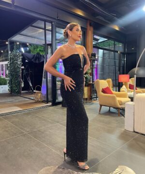 Rita Harb Instagram - رح رجعكن لأجواء النهائي الأول من #قسمة_و_نصيب الموسم الثاني🖤
من أحلى الإطلالات بالنسبة إلي🫶🏼✨

#ritaharb #RH #ريتا_حرب

Dress @mrselfportrait 
Heels @aquazzura 
Stylist @lelemoda90 @aya_kassas_ 
Jewelry @tophills 
Make up @iremkilicli 
Hair @gorkem_hairdresser